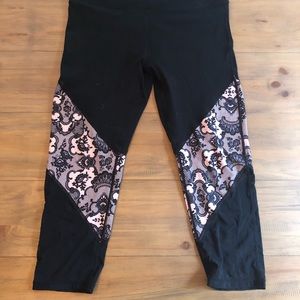 Fabletics black and pink lace pattern crop pant